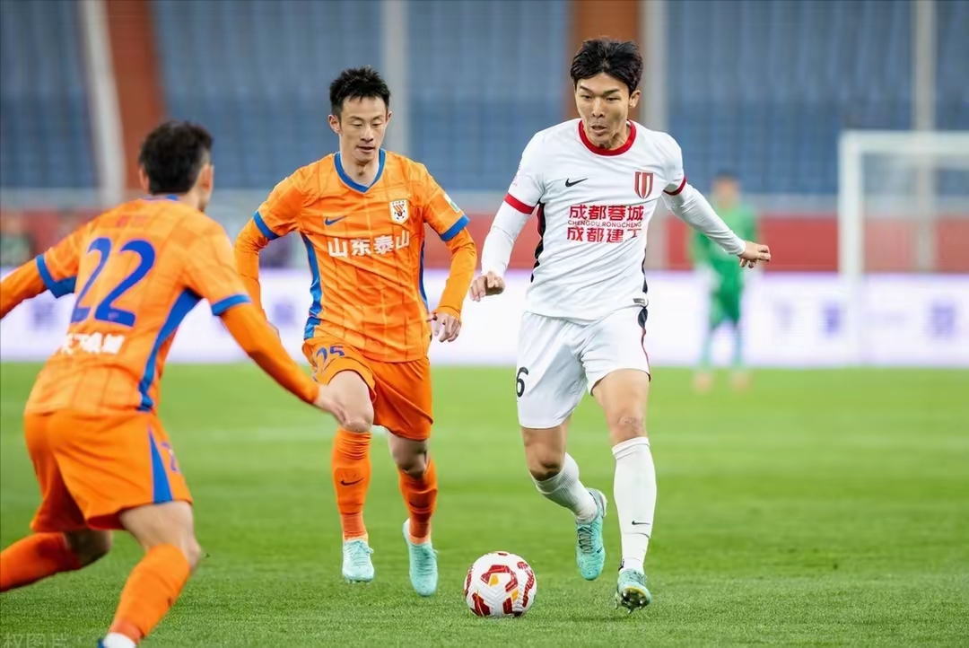 包含赛地聚焦：中超国际比赛日热度飙升，广东宏远状态回暖，震撼外界，临场指挥获称赞的词条-kaiyun